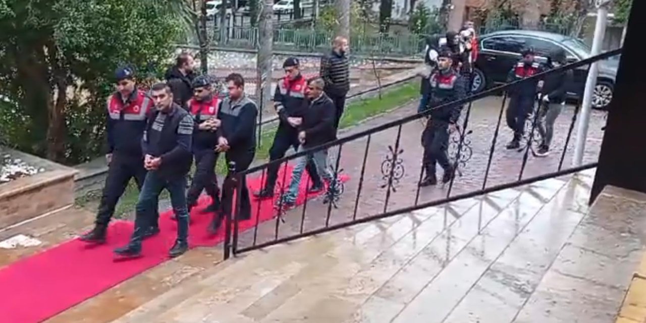 Bilecik'te 14 Köpeğin Ölümünde Gözaltına Alınan 5 Şüpheli Adliyede