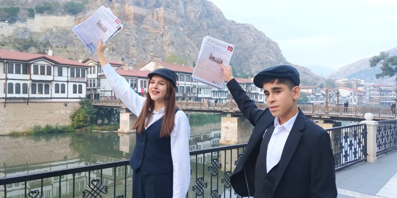 Kadına Şiddete Dikkat Çekmek İçin Gazete Hazırlayıp, Dağıttılar