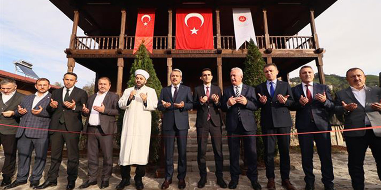 Restorasyonu tamamlanan Tarihi Hüseyin Hoca Köyü Sahil Camii ibadete açıldı