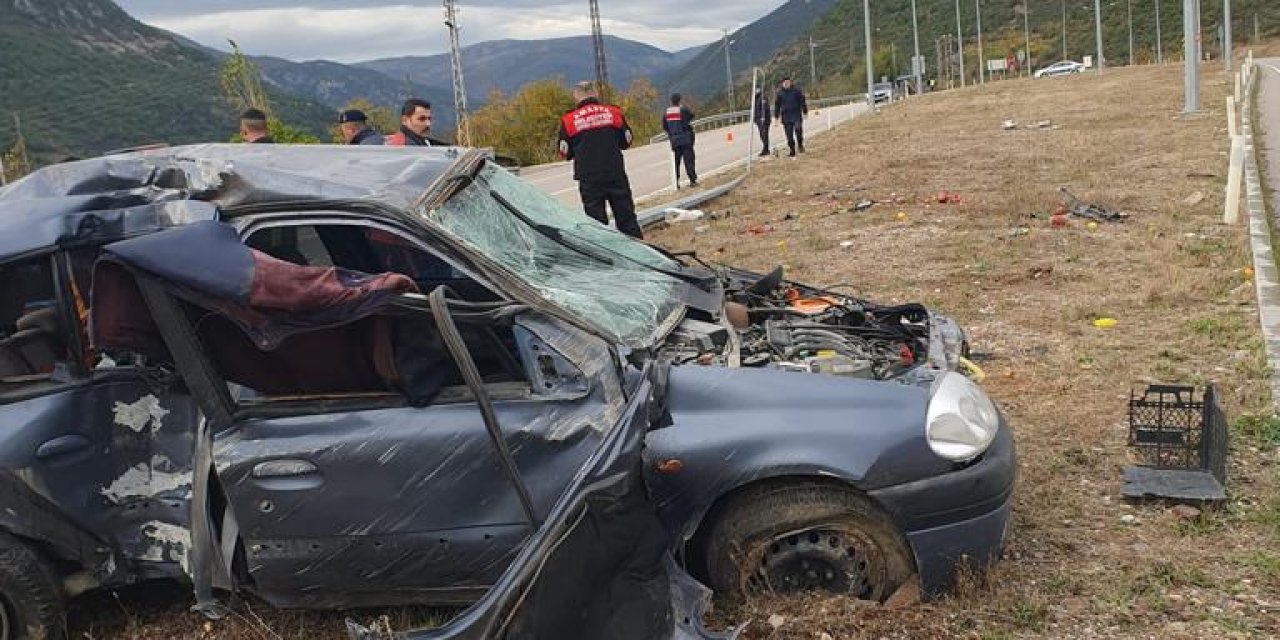 Otomobil Aydınlatma Direğine Çarptı: 1’i Ağır, 3 Yaralı