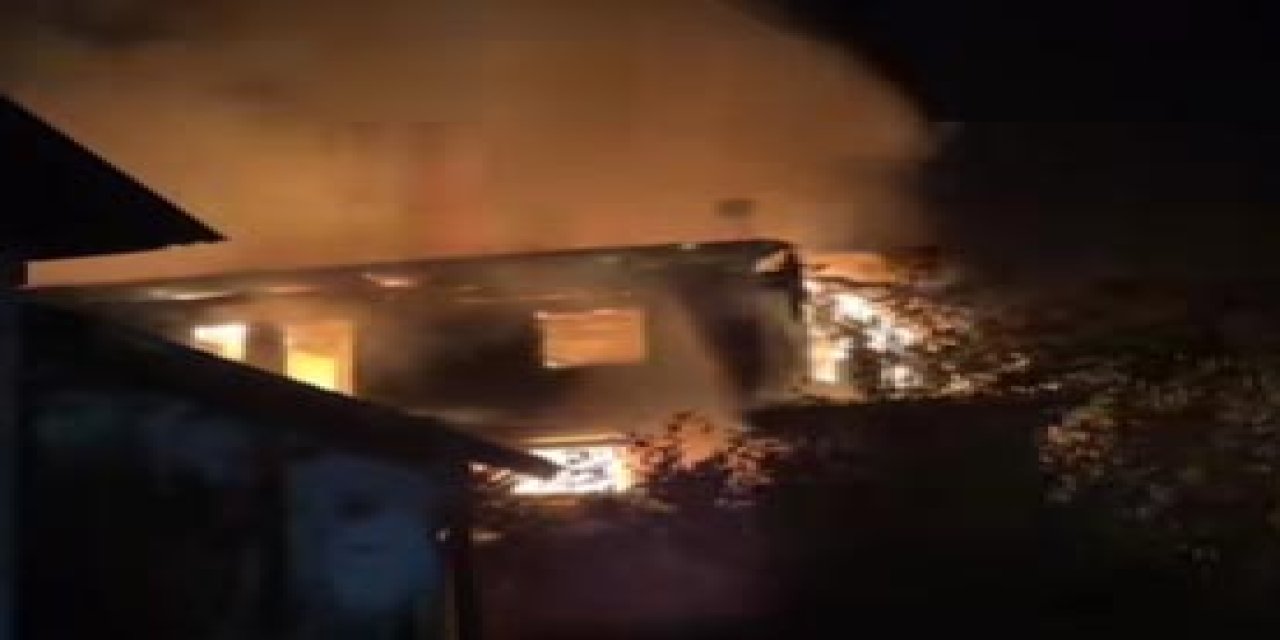 2 Katlı Ahşap Ev Yandı, Alevlerin Arasında Kalan Çift Yaşamını Yitirdi