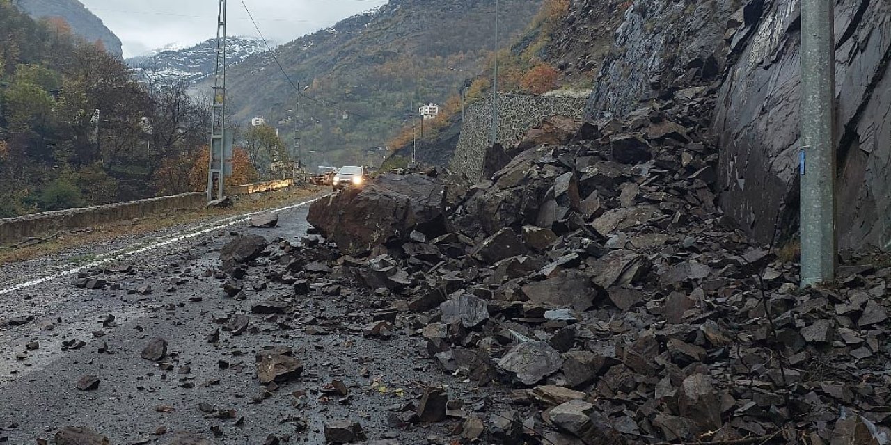 Artvin'de Heyelan; Kayalar Yola Düştü