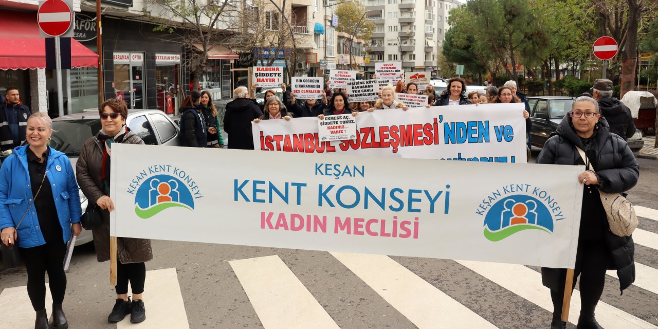 Keşan'da Kadınlar Şiddete Karşı Yürüdü