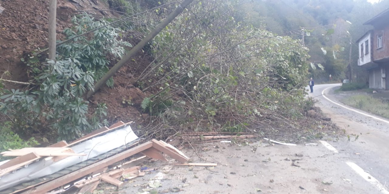 Rize'de Heyelan; Toprak Altında Kalan Durak Yıkıldı