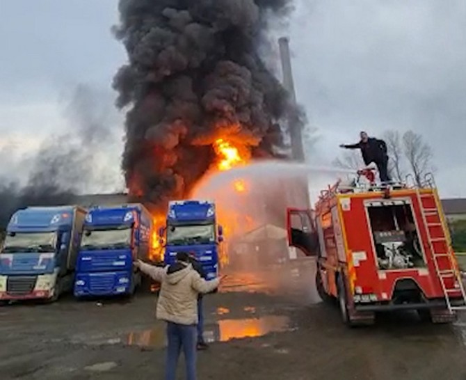 Artvin'de çay fabrikasında çıkan yangına müdahale ediliyor