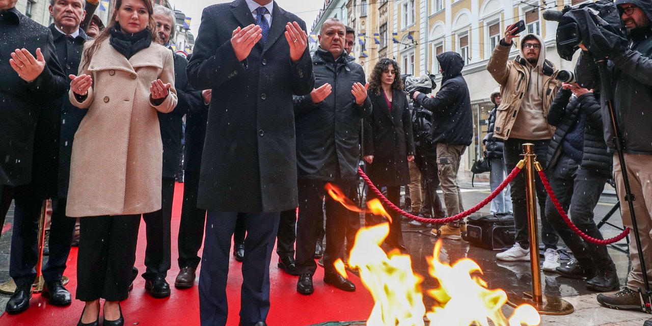 Chp Genel Başkanı Özel, Sonsuz Ateş Anıtı’ndaki Törene Kaldı