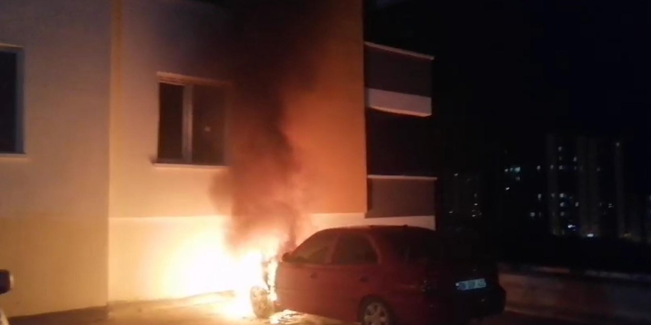 Kırıkkale’de Park Halindeki Otomobil Alev Alev Yandı