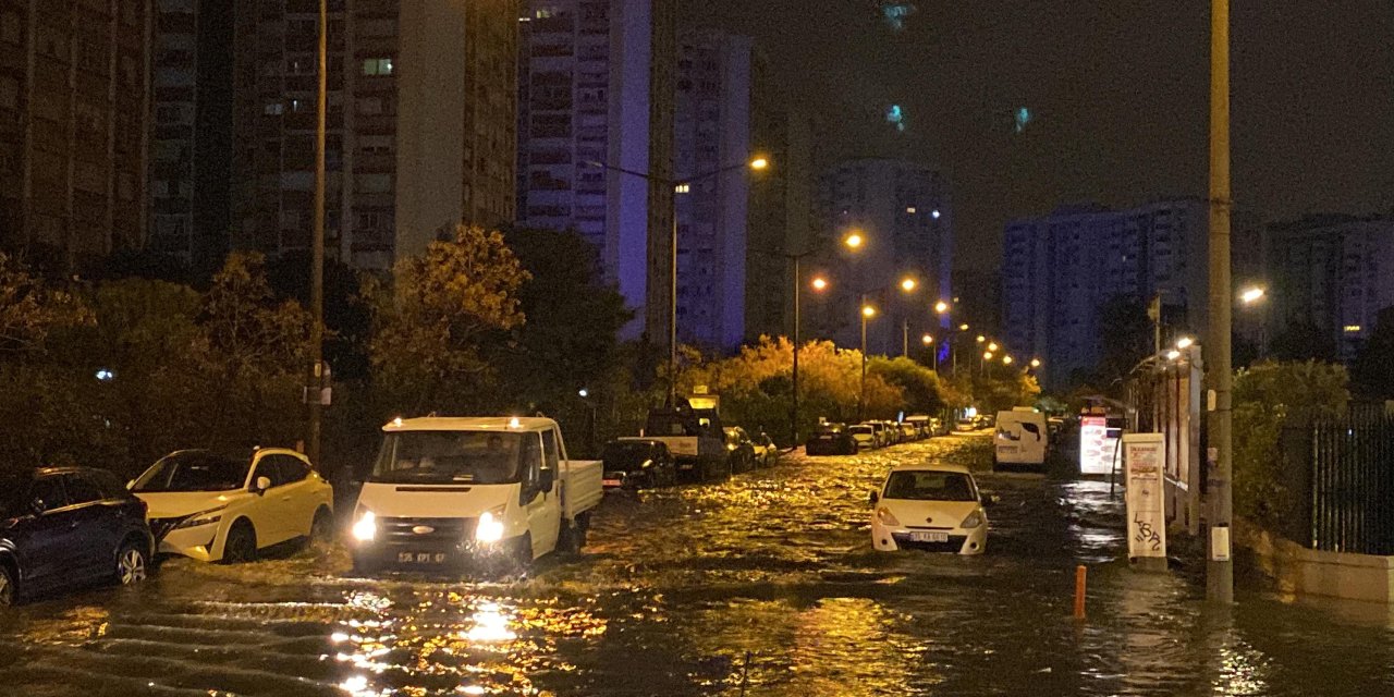 İzmir’de Deniz Taştı, Deniz Suları Kaldırımla Birleşti