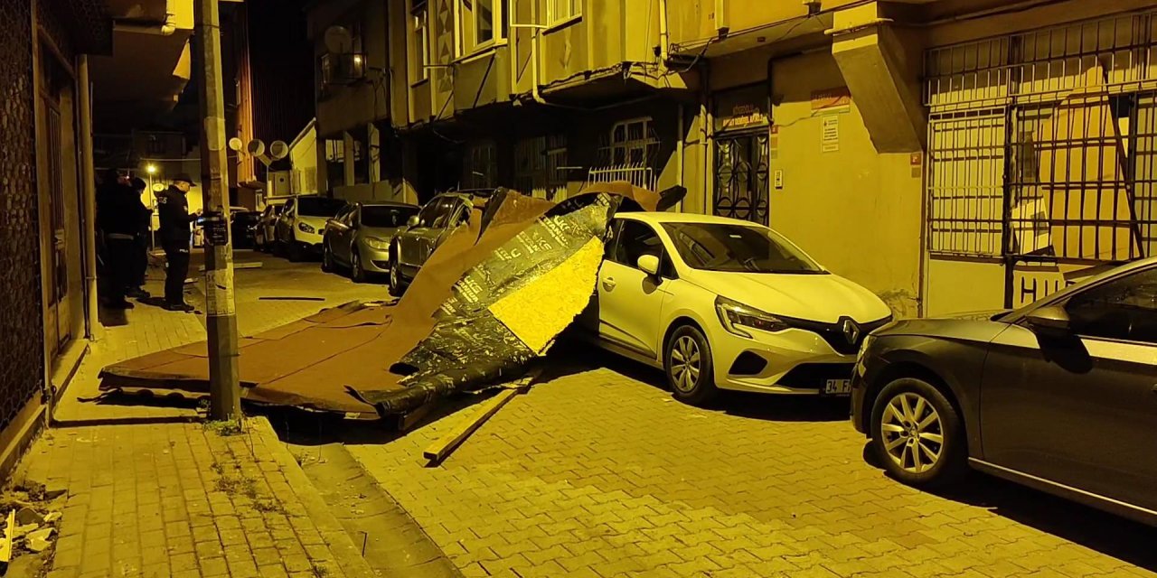 İstanbul'da Fırtına Ve Sağanak Etkili Oluyor; Kağıthane'de Çatı Uçtu