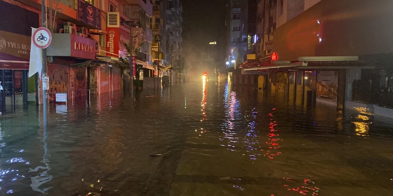 İzmir'de Deniz Taştı, Deniz Suları Kaldırımla Birleşti  (2)