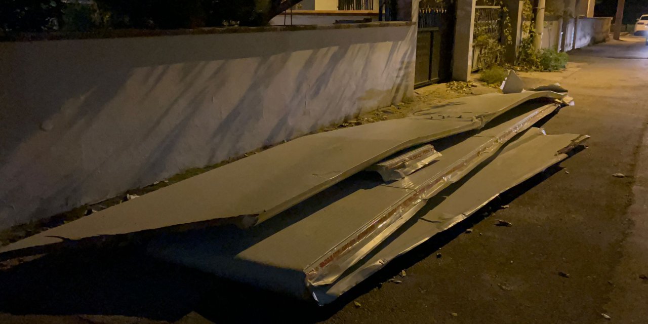 Bursa'da Fırtına Hayatı Olumsuz Etkiledi; İnegöl'de Bir Binanın Çatısı Yaklaşık 100 Metre İleriye Uçtu