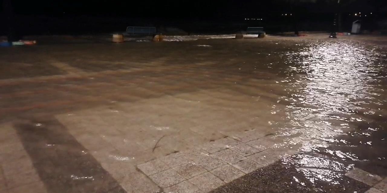 Silivri'de Fırtına: İş Yerlerini Su Bastı