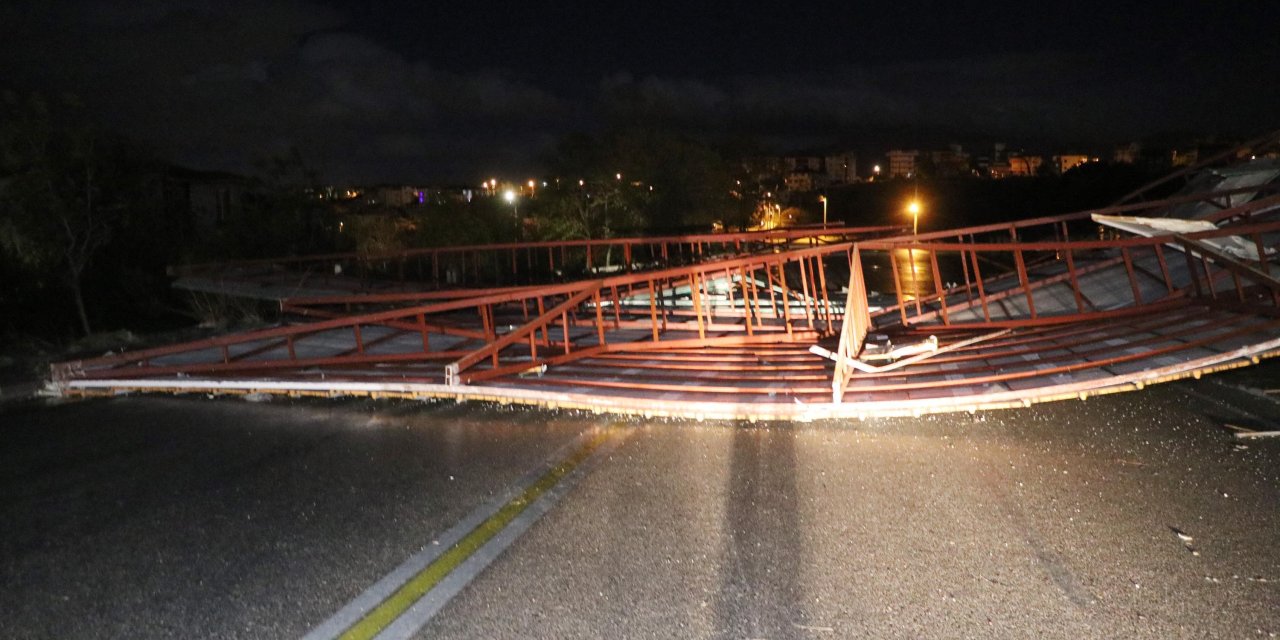 Denizli'de Kuvvetli Rüzgar; Çatılar Uçtu, Ağaçlar Devrildi