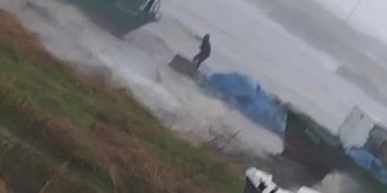 Fırtınada Mahsur Kalan Balıkçıyı Oğlu Kurtardı