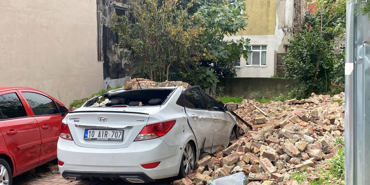 Fatih'te İki Katlı Metruk Binada Çökme-1