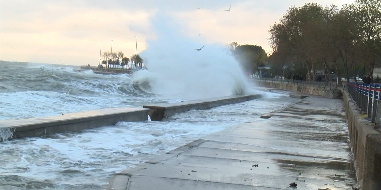 Kadıköy Ve Küçükçekmece'de Fırtınanın Etkisiyle Dev Dalgalar Oluştu