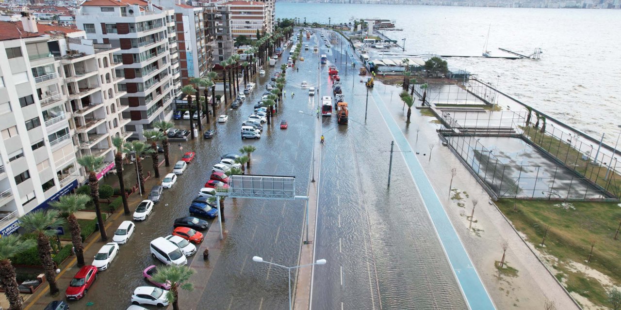 İzmir'de Şiddetli Yağış Ve Fırtına; Tsunami Etkisi Yarattı