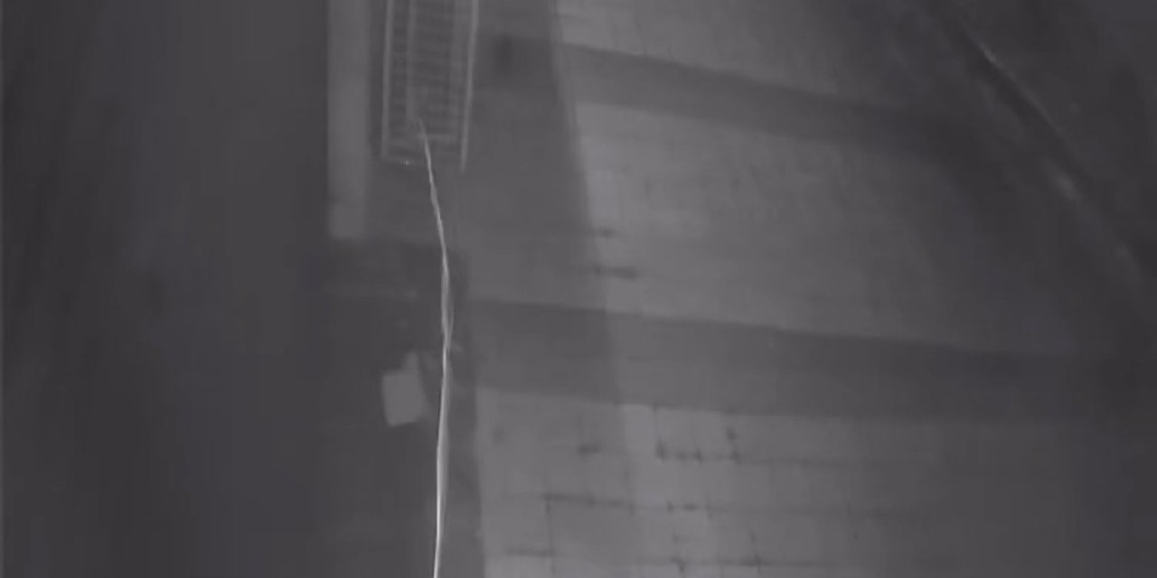 Sultangazi'de Fırtınanın Etkisiyle İş Yerinin Tabelası Uçtu