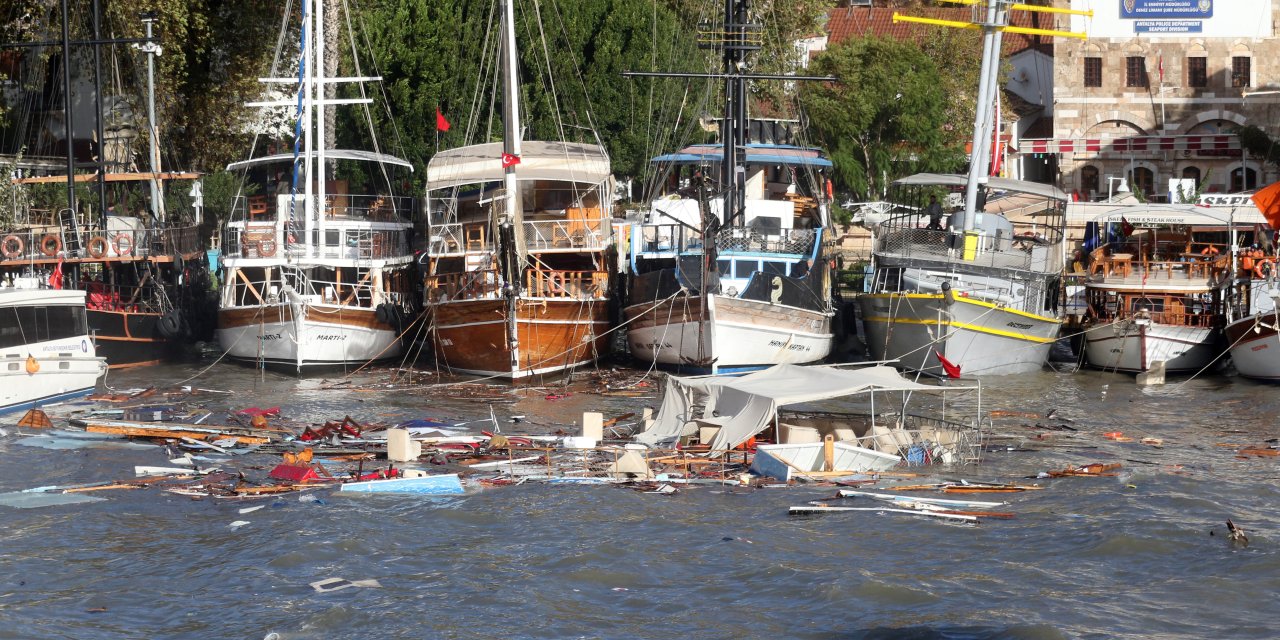Antalya'da Şiddetli Yağış Ve Fırtına; Tekneler Battı, Ağaçlar Devrildi (2)