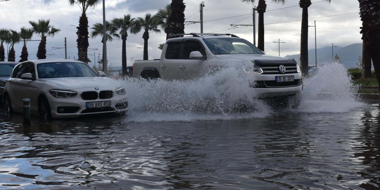 İzmir'de Şiddetli Yağış Ve Fırtına; Tsunami Etkisi Yarattı (2)