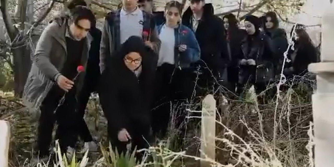 Okuldan Kaçıp, Depremde Ölen Öğretmenlerini Andılar