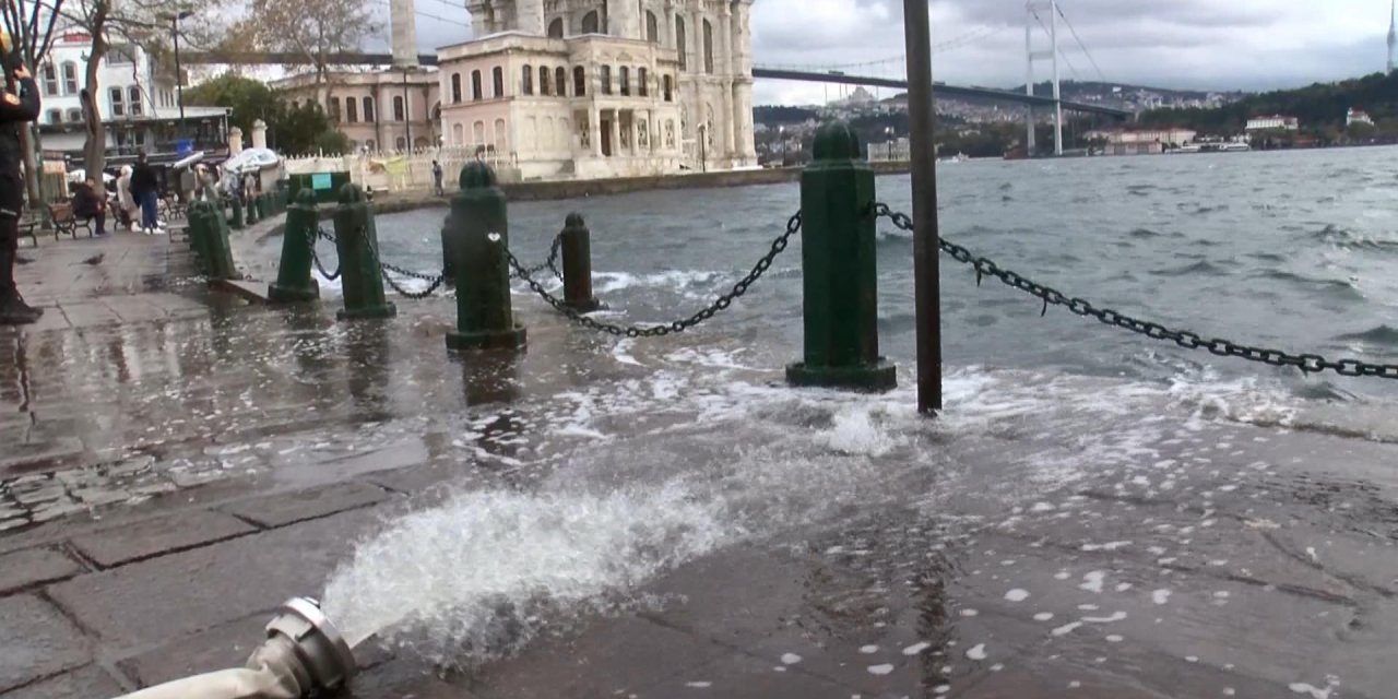 Beşiktaş'ta İş Yerinin Bodrum Katını Su Bastı