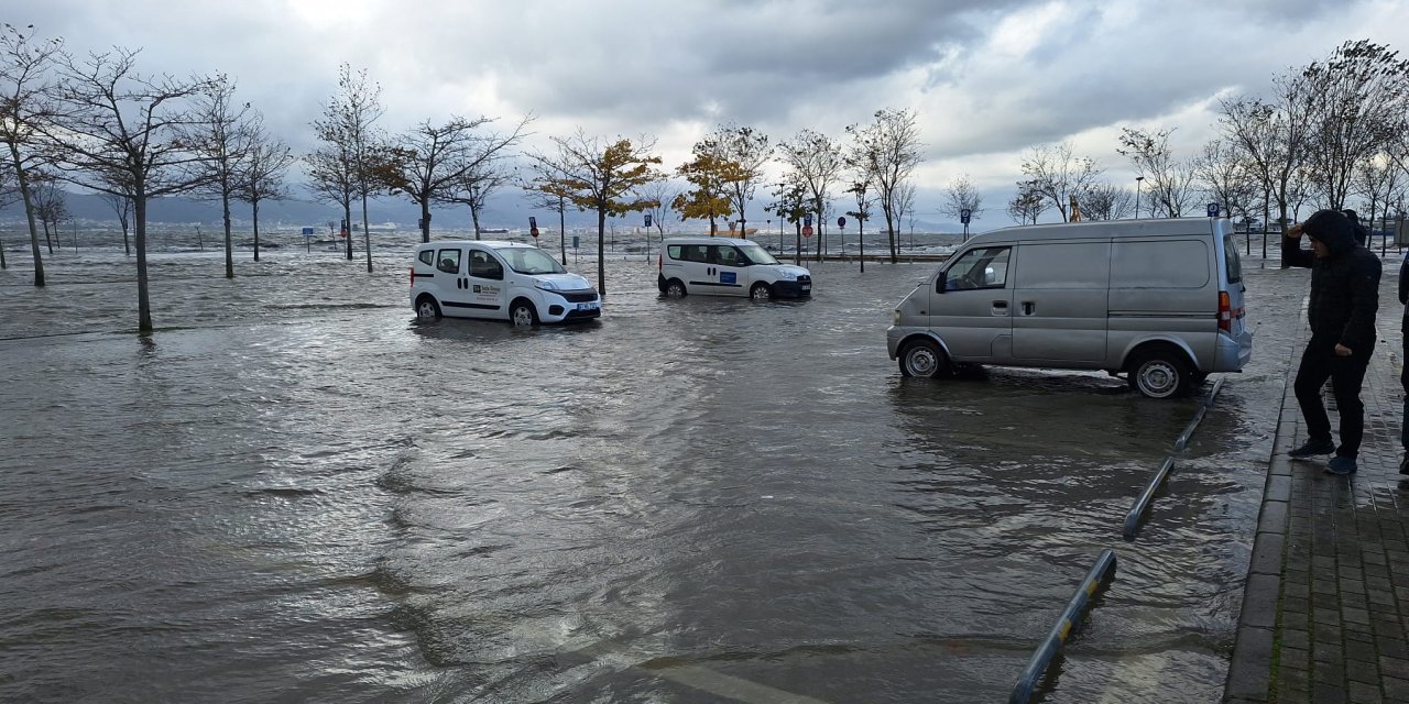 Kocaeli'de 4 Katlı Binanın Çatısı, Yan Binanın Üzerine Uçtu (3)