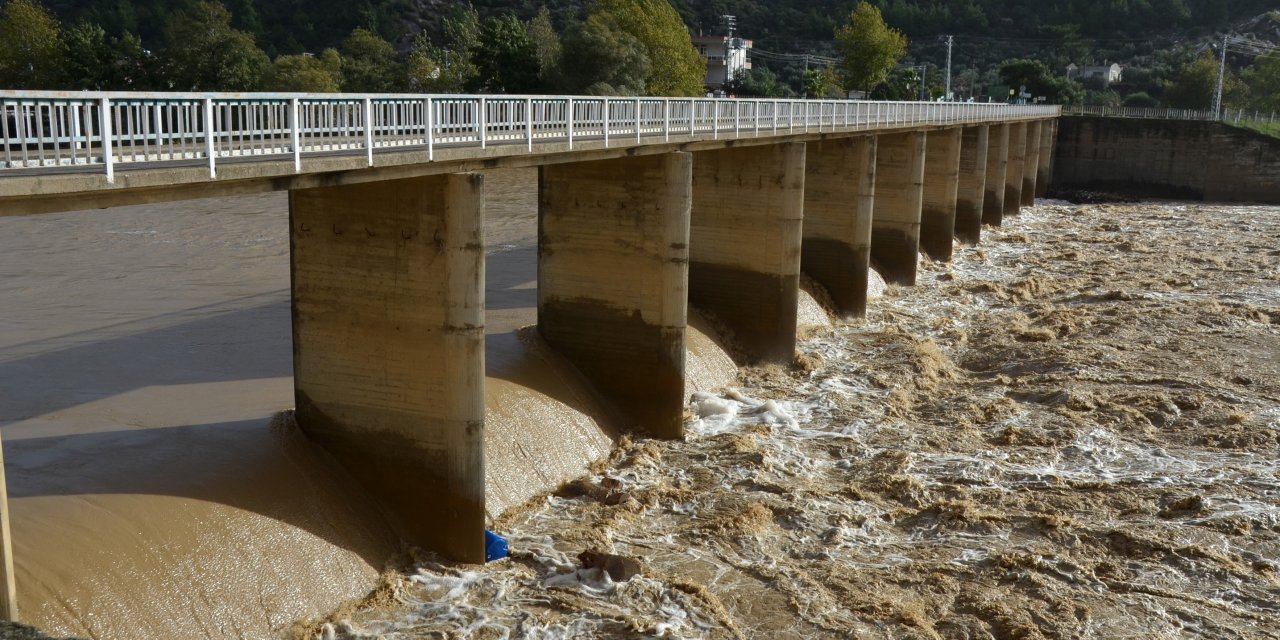 Antalya'da Şiddetli Yağış Ve Fırtına; Tekneler Battı, Ağaçlar Devrildi (3)