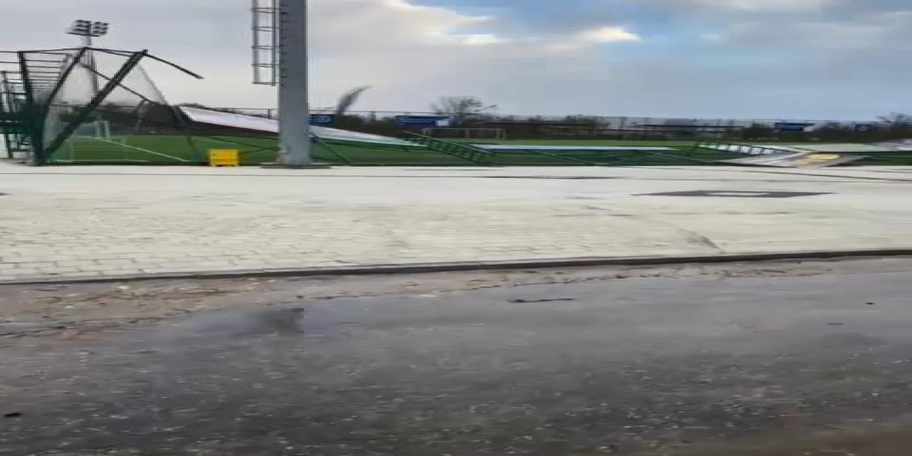 Bursa'da Fırtına; Çatı Duvarı Yıkıldı, Sahanın Dış Çelik Karkası Devrildi