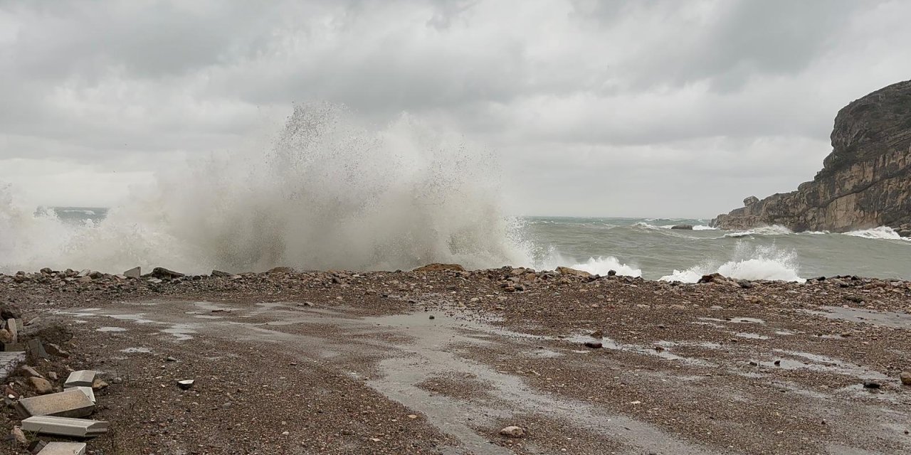 Amasra'da Fırtına; Balıkçı Tekneleri İle Destek Gemileri Limana Çekildi