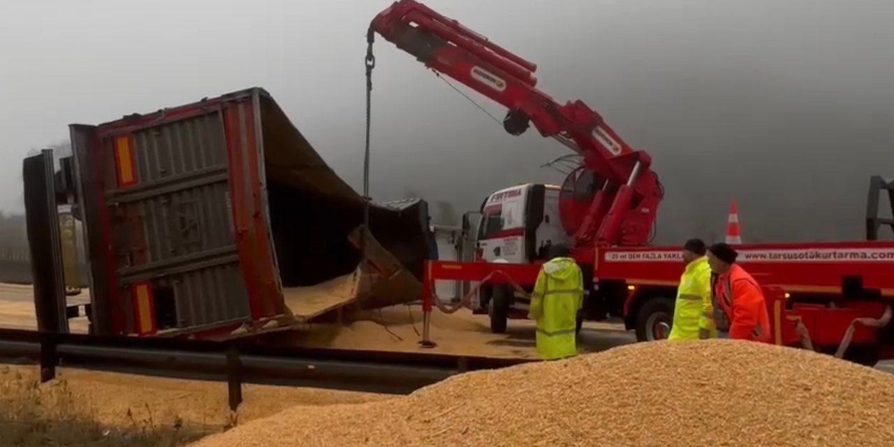 Otoyolda Tır Devrildi; Tonlarca Tahıl Yola Döküldü