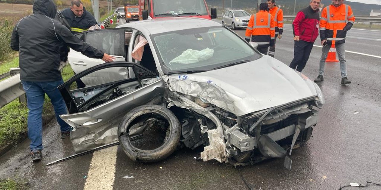 Otoyolda Otomobil Bariyerlere Çarptı: 2 Yaralı