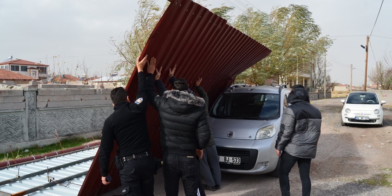 Aksaray’da Fırtına; Seyir Halindeki Otomobilin Üzerine Çatı Düştü