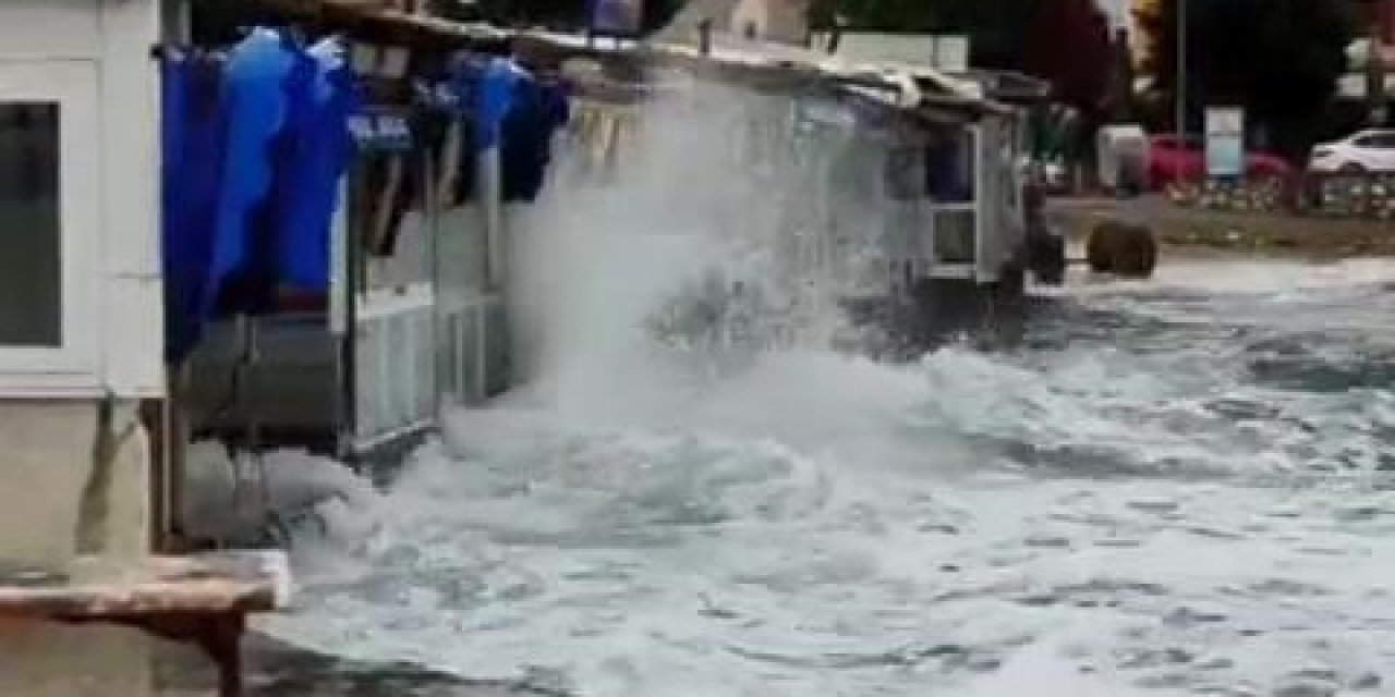 Bursa'da Fırtına; Çatı Duvarı Yıkıldı (2)