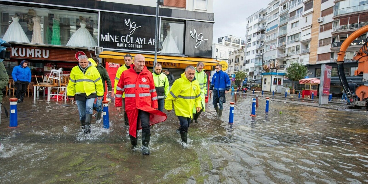 İzmir'de Şiddetli Yağış Ve Fırtına; Tsunami Etkisi Yarattı (3)