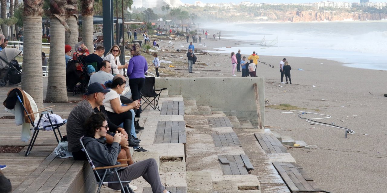 Antalya'da Şiddetli Yağış Ve Fırtına; Tekneler Battı, Ağaçlar Devrildi (4)