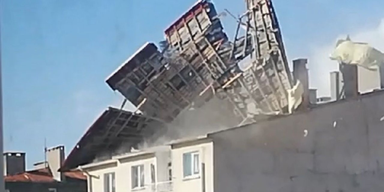 Sivas'ta Kuvvetli Rüzgar; Çatı Uçtu, Araçlar Hasar Gördü