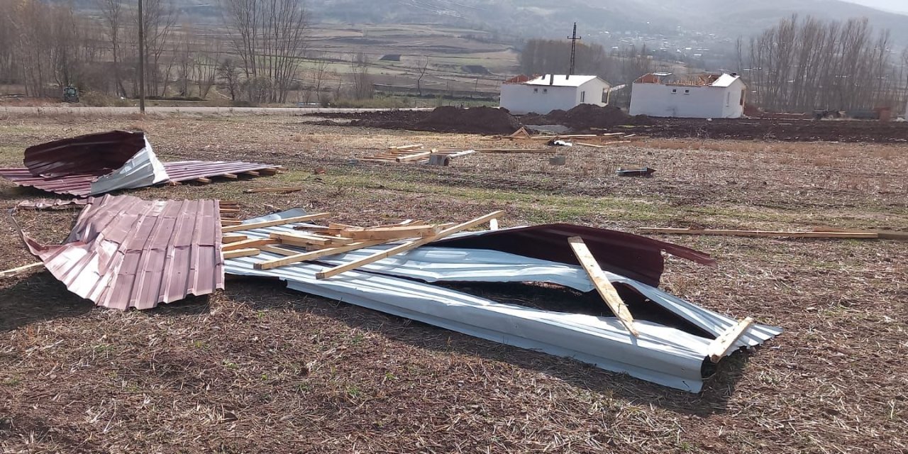 Tokat'ta Kuvvetli Rüzgar; Çatılar Uçtu