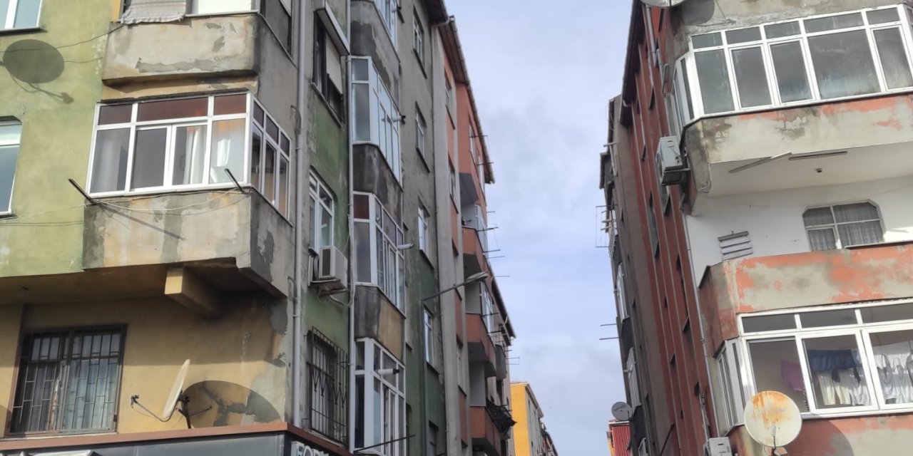 Kağıthane'de Çatıdan Kopan Parçalar Otomobillerin Üzerine Düştü