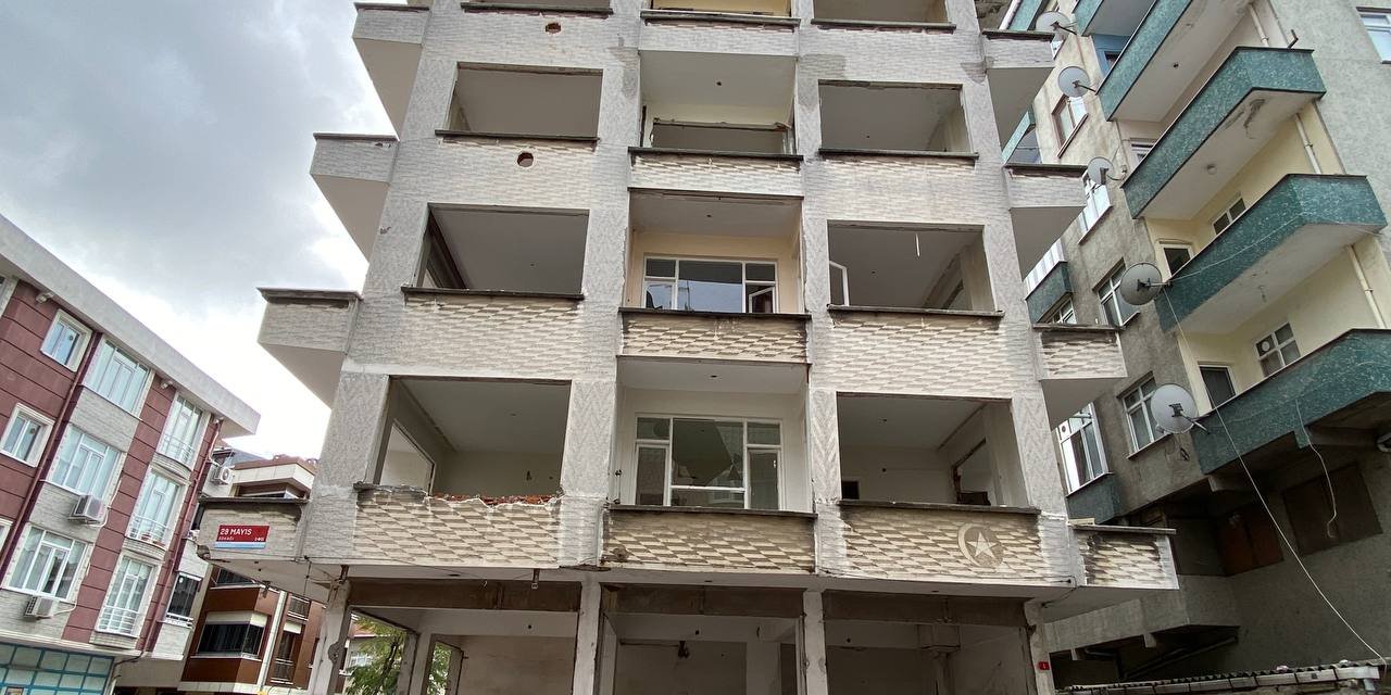 Küçükçekmece'de Tehlike Saçan Bina Kontrollü Şekilde Yıkıldı