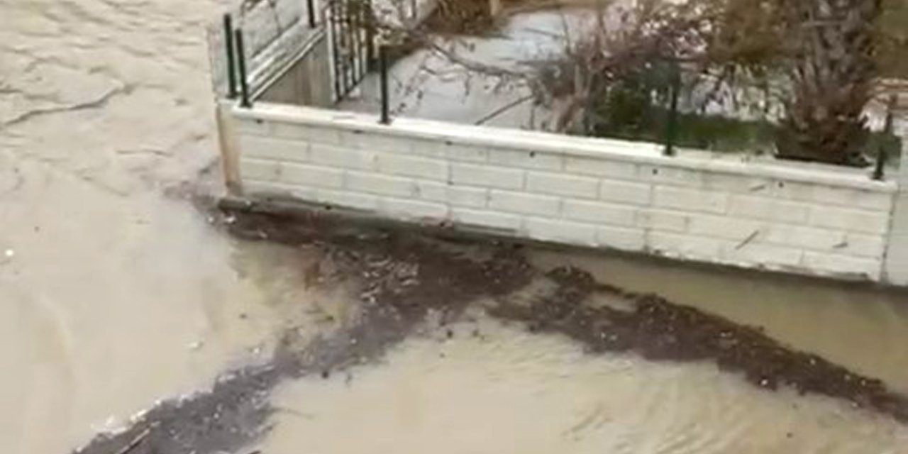 Antalya'da Şiddetli Yağış Ve Fırtına; Tekneler Battı, Ağaçlar Devrildi (5)