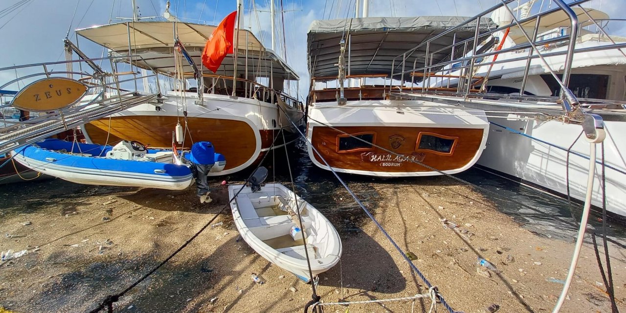 Bodrum'da Kuvvetli Fırtına; Tekneler Battı, Deniz Taştı(2)