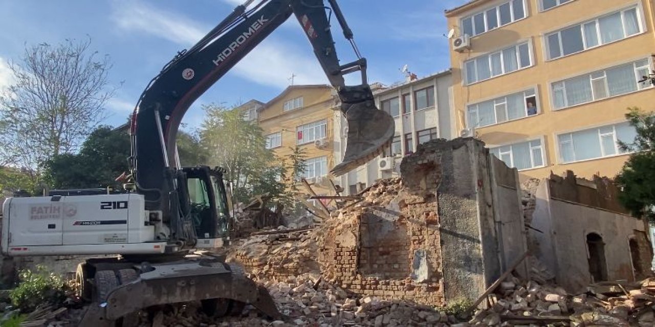 Fatih'te Çökme Yaşanan Metruk Binada Yıkım Başlatıldı