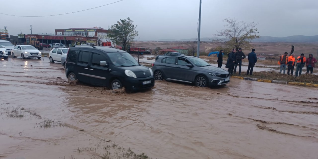 Kırıkkale'de Sağanak; Dere Taştı, Yol Suyla Kaplandı