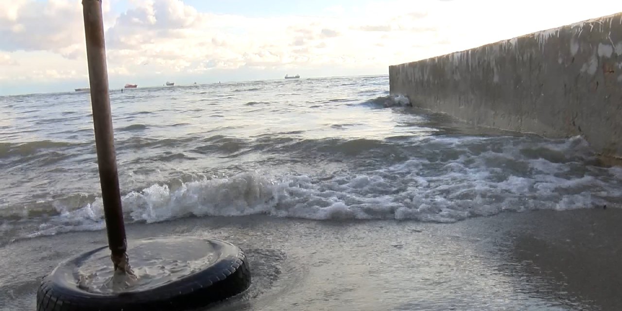 Küçükçekmece'de Deniz Taştı; Sitenin Bahçesi Su Doldu