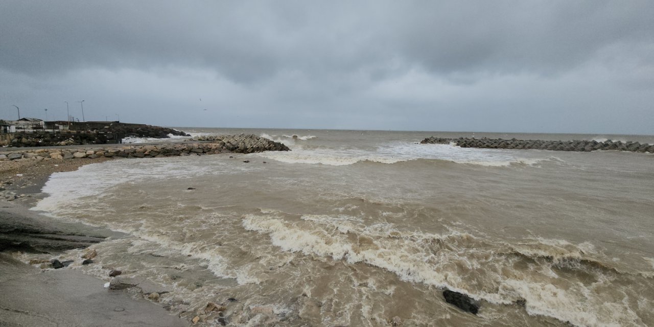 Akçakoca’da Fırtınada Dev Dalgalar Dalgakıranları Aştı