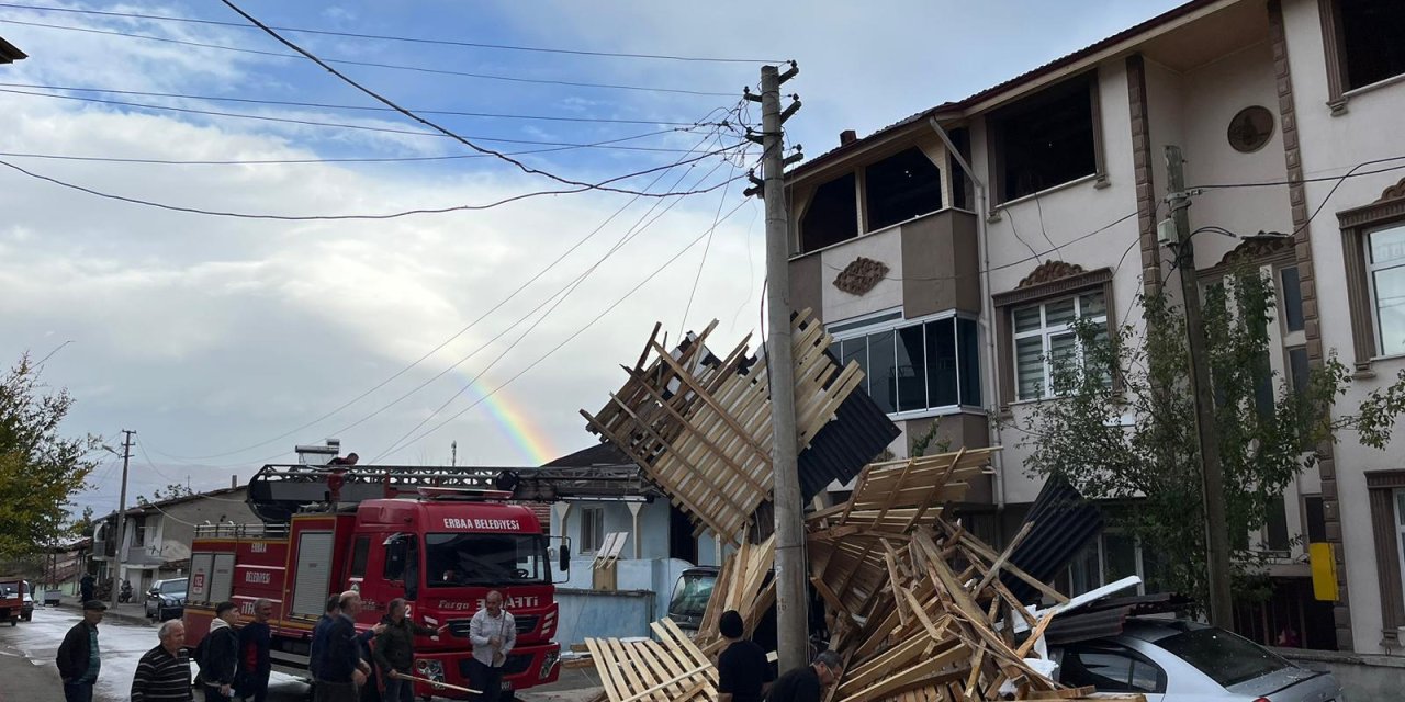 Tokat’ta Evin Çatısı Uçtu, 2 Otomobil Hasar Gördü