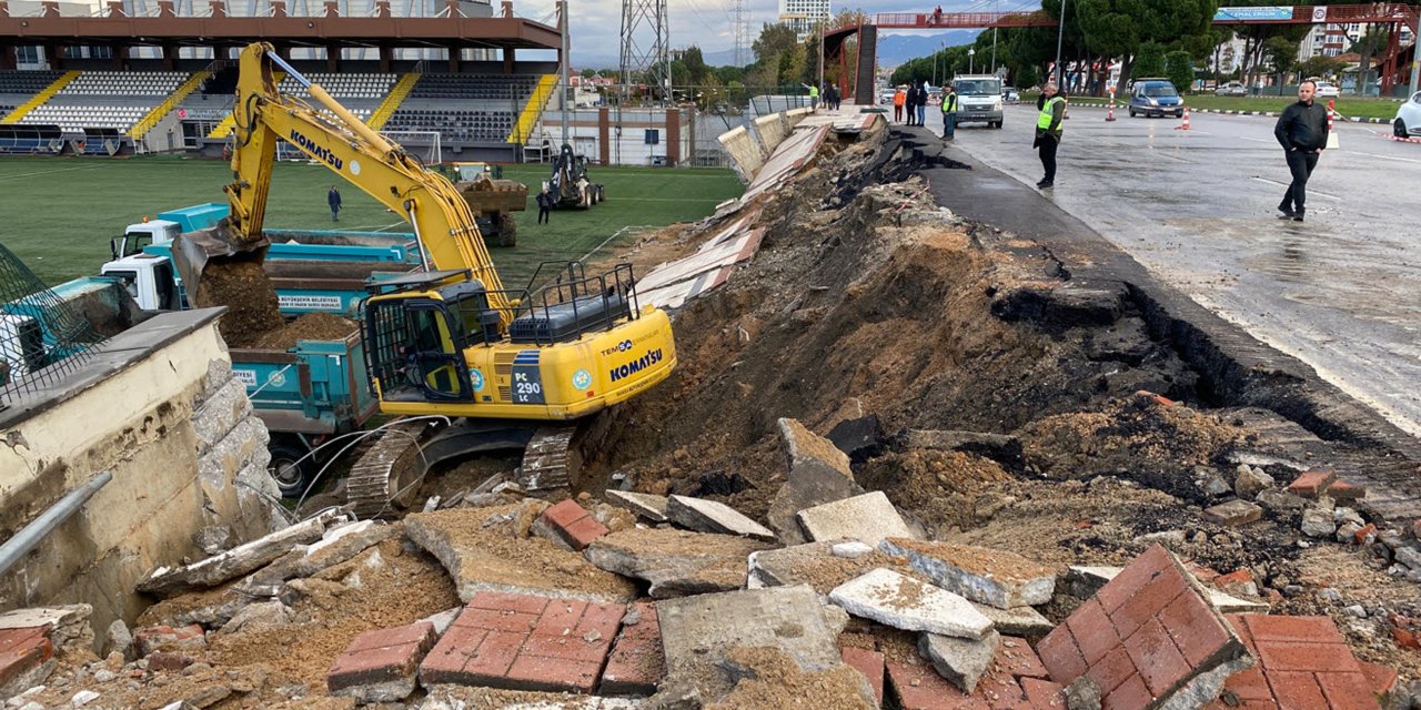 Manisa’da Yağış Sonrası Spor Tesisinin İstinat Duvarı Çöktü; Kentte Motosiklet Kullanımına Yasak Getirildi