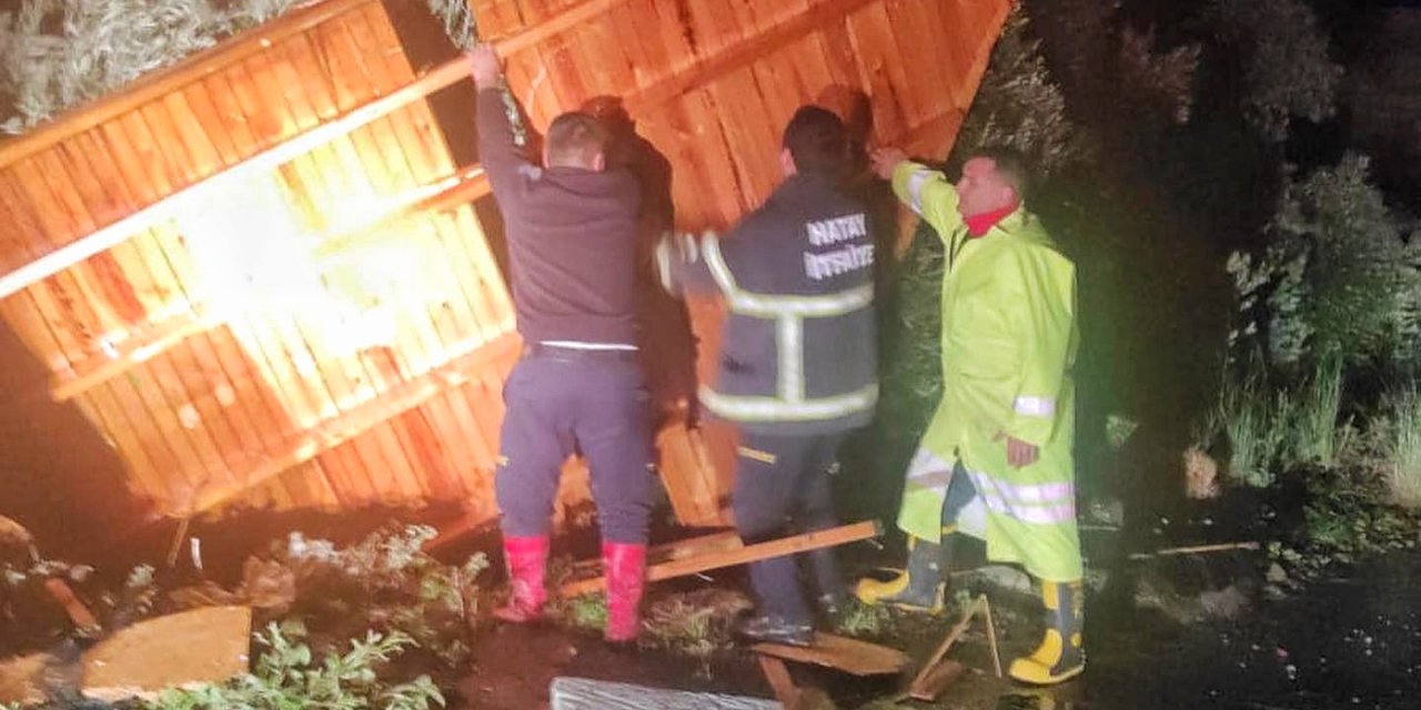 Hatay'da Fırtına Evin Çatısını Uçurdu