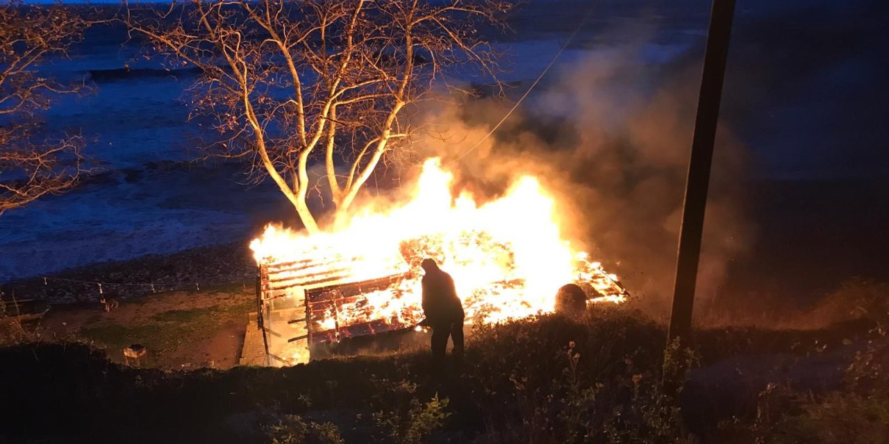 Bartın’da, Sahildeki Çay Bahçesinin Kulubesi Yandı